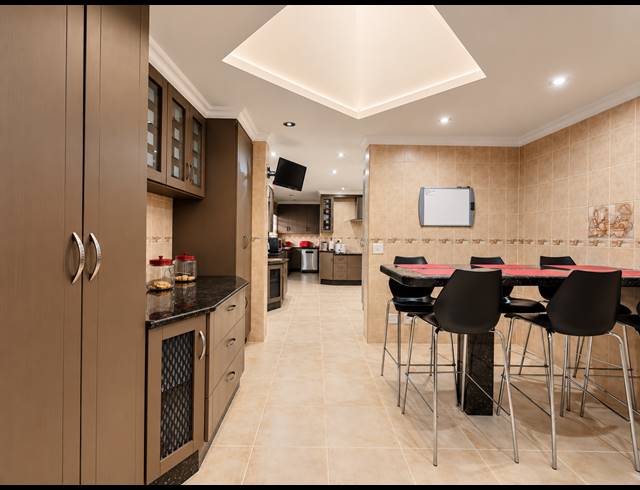 6 BEDROOM HOUSE FOR SALE IN THREE RIVERS